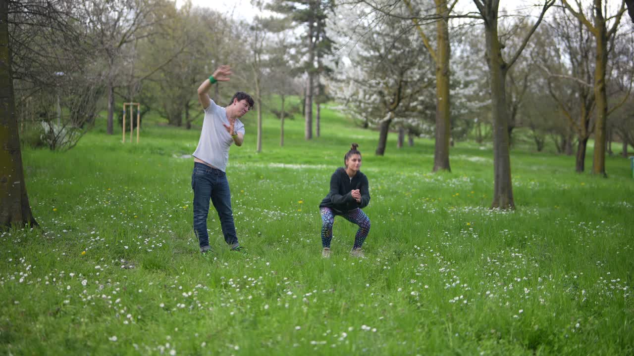 공원에서 운동 하는 부부