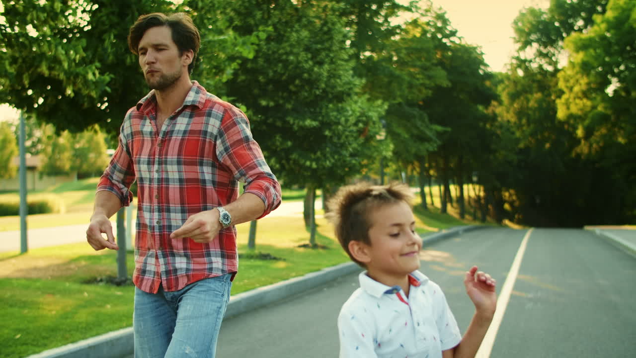 padre e hijo divirtiéndose al aire libre