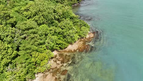 fotografía de un avión no tripulado de una playa en phuket, tailandia