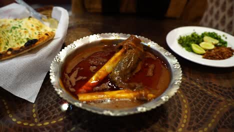 cocina india de naan y carne de cordero nalli nihari servido en un restaurante llamado man o salva en la india.