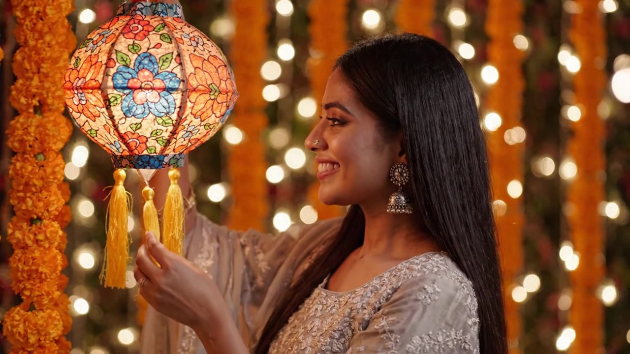 Bella donna indiana che celebra il festival di Diwali.
