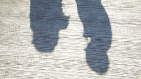 sombras de personas en el hormigón