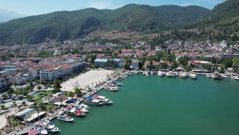 Drohnenaufnahme-Von-Booten,-Die-Im-Yachthafen-Von-Fethiye-Geparkt-Sind,-Mit-Dem-Platz-Im-Feld