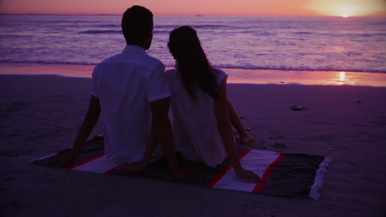 바 ⁇ 가에 있는 젊은 부부