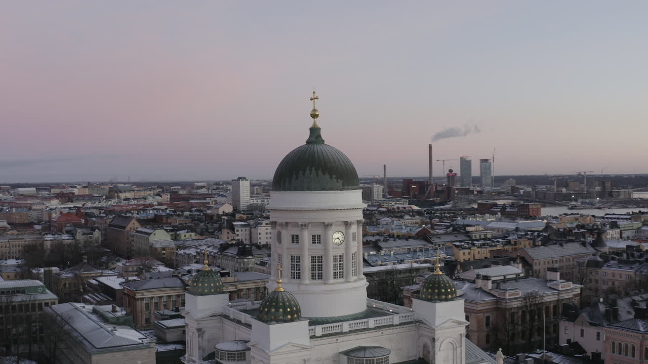 drone de vista aérea volando cerca de la cúpula de la catedral de helsinki y la ciudad en segundo plano