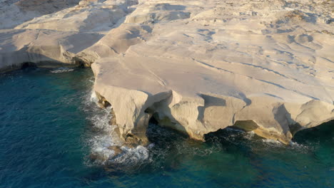 aerial: fotografía panorámica de la playa de sarakiniko en la isla de milos, cícladas, grecia durante el amanecer