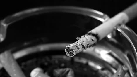 brandende sigaret achtergelaten in de asbak