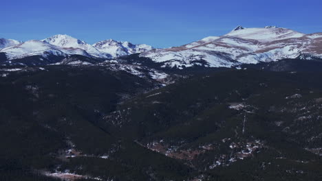 Picos-Indios-Montañas-Rocosas-Montaña-Eldora-Colorado-Cinematográfico-Aéreo-Zumbido-Roca-Planchas-Nederland-Rango-Frontal-Invierno-Cielo-Azul-Ciudad-Central-Halcón-Negro-Adelante-Lentamente-Movimiento