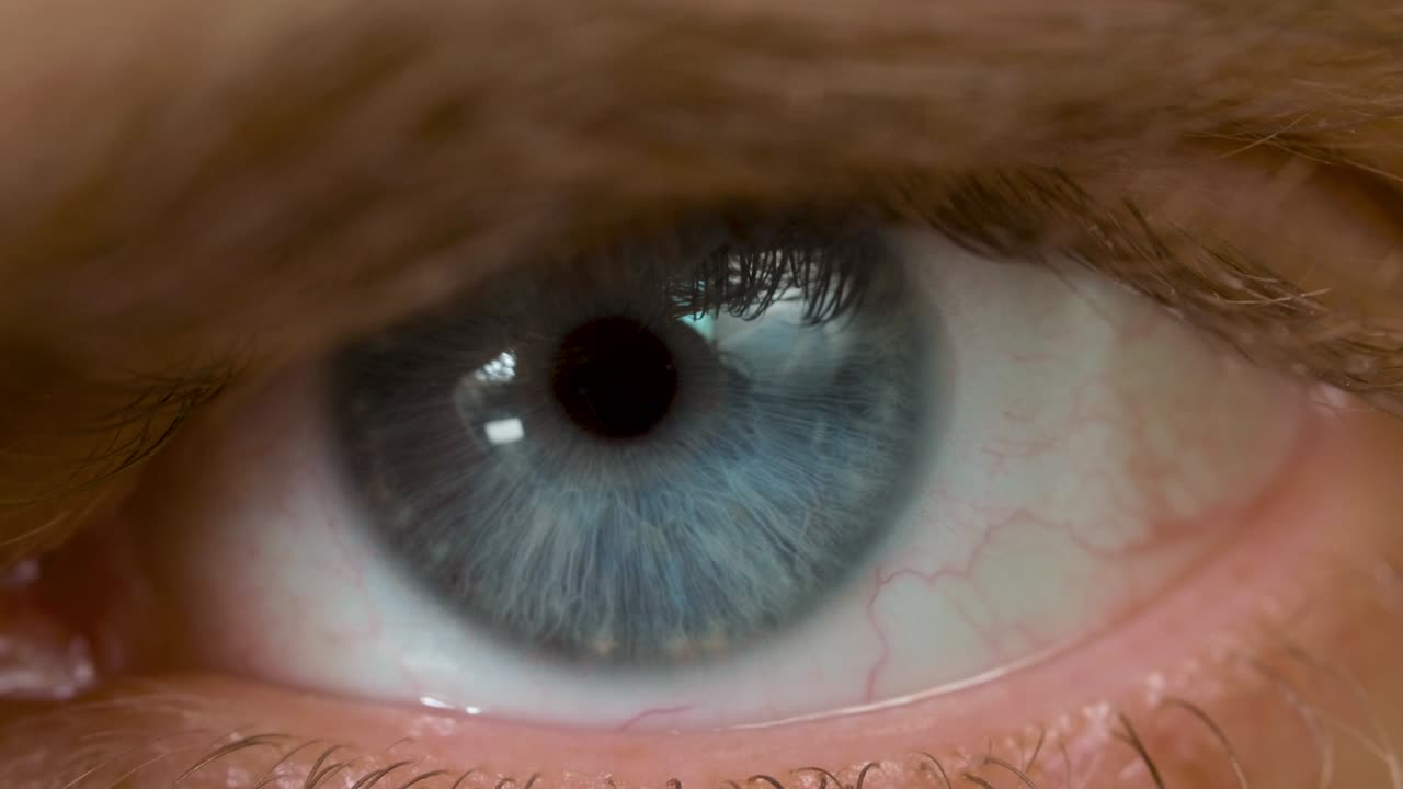 una foto macro de una mirada enojada de un hombre caucásico con ojos azules.