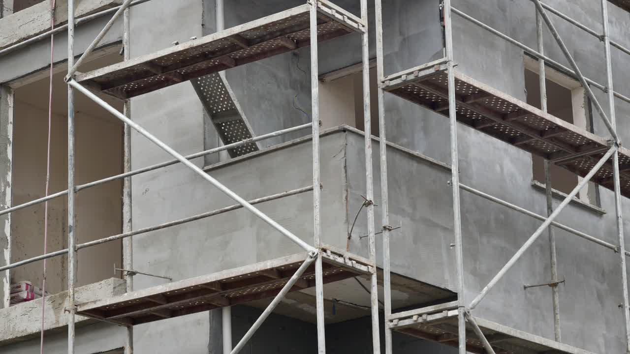 edificio en construcción con andamios