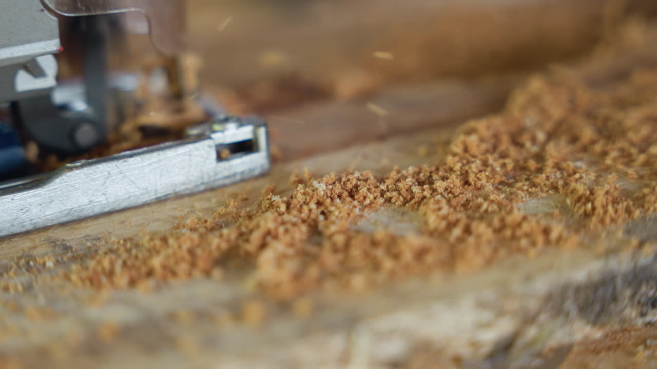 Handwerker formt glatte Holzoberfläche. Nahaufnahme einer Werkstattszene, die Holzarbeiten und Staubpartikel hervorhebt. Ein Handwerker veredelt die Kante einer Tischplatte inmitten von sanftem Gegenlicht und feinen Sägemehlpartikeln