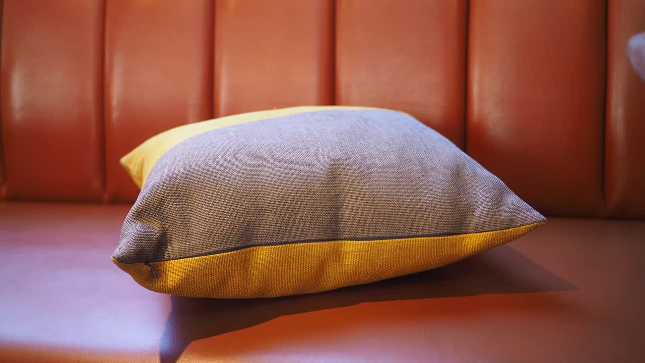 Un cuscino su un divano.