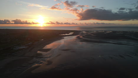 Sonnenuntergang-Spiegelt-Sich-Im-Nassen-Sand-Mit-Schwenk-Ins-Stadtgebiet-Fleetwood-UK