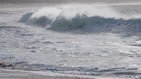 Hermosas-Olas-Del-Océano-En-Cámara-Lenta-Chocando-Y-Rompiendo-En-La-Orilla-Del-Mar-En-Hawaii