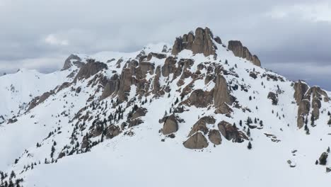 majestuosas montañas nevadas de ciucas picos bajo cielos nublados, vista aérea