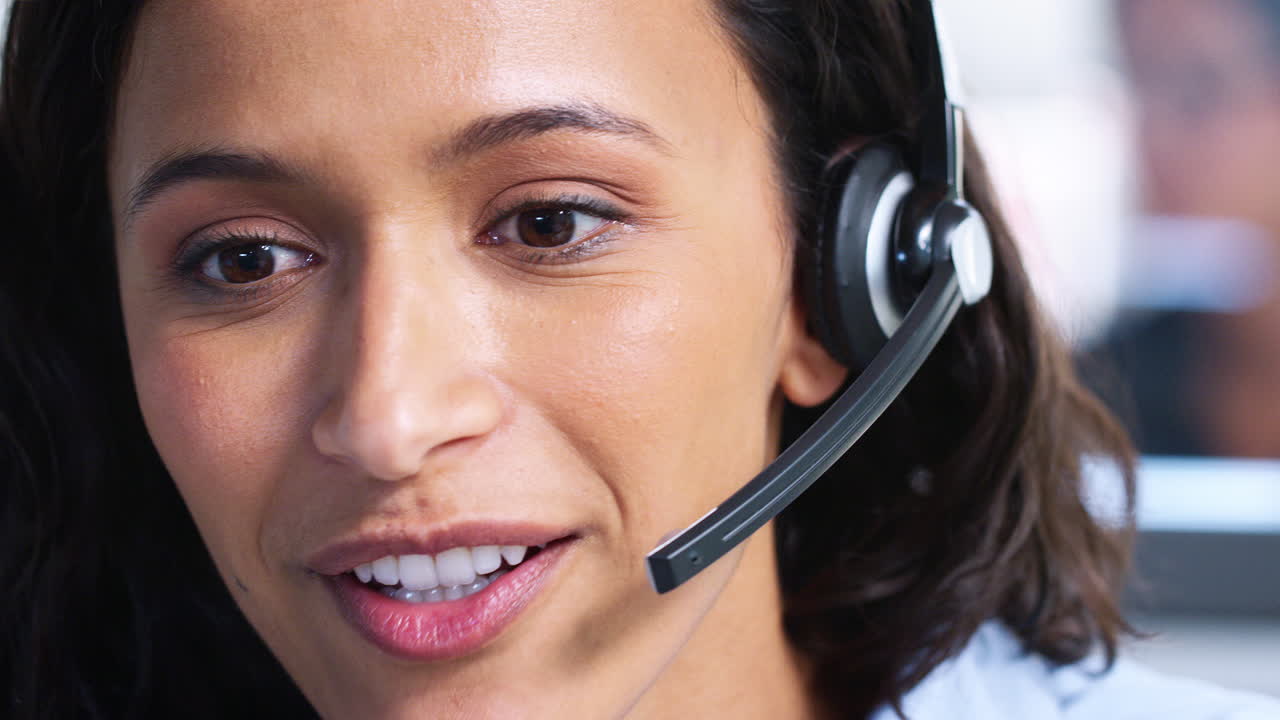 joven de raza mixta trabajando en un centro de llamadas, de cerca