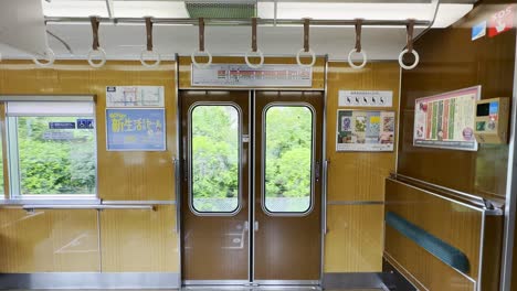 vista de kioto a través de las ventanas desde el interior del metro de kioto