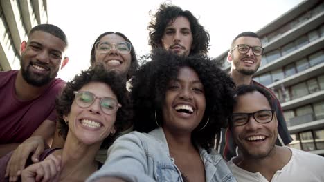jóvenes sonrientes saludando y hablando con la cámara
