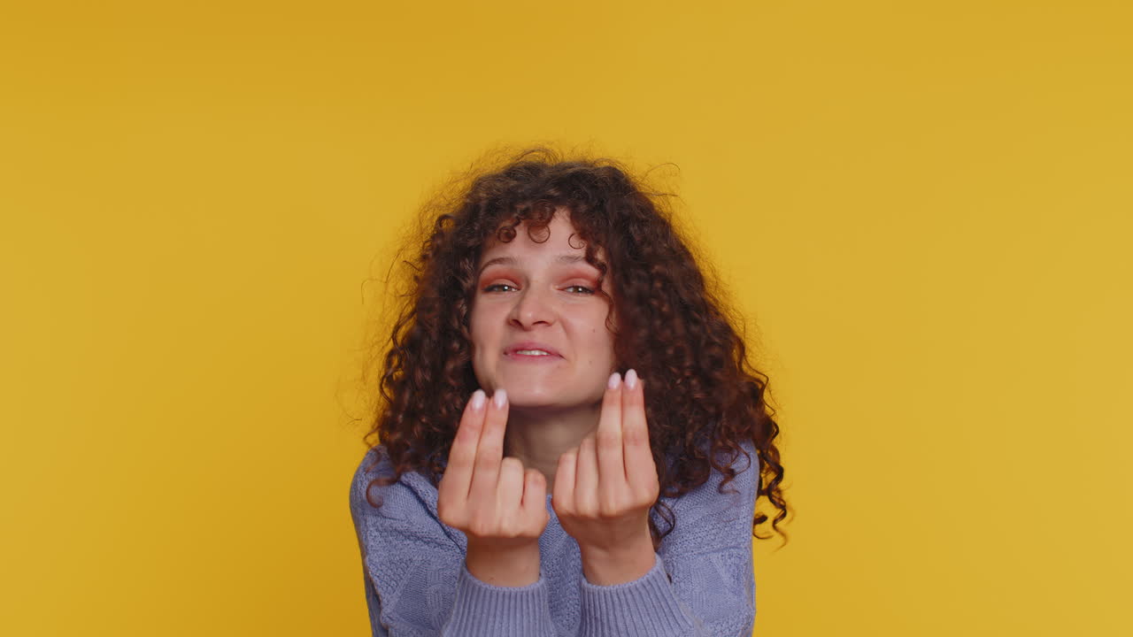 mujer frotando los dedos muestran efectivo gesto demandas para pagar la deuda, tomar un préstamo hacer compras, mendigar