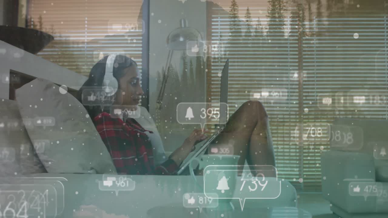 animación de iconos de redes sociales con números sobre una mujer biracial que usa un teléfono inteligente