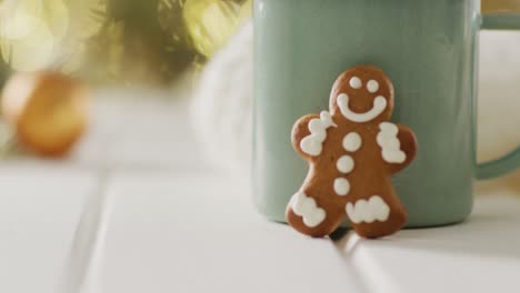 video de hombres de pan de jengibre y chocolate caliente sobre el árbol de navidad y las luces