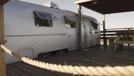 airstream trailer en joshua tree desert california ventanas abiertas viajando a cámara lenta