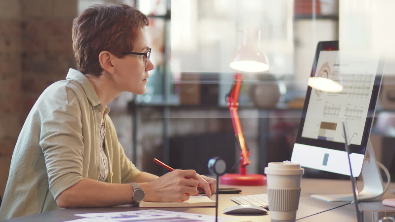 donna che lavora al computer in ufficio