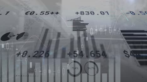 animación de múltiples gráficos y tablero de negociación sobre edificios modernos contra el cielo