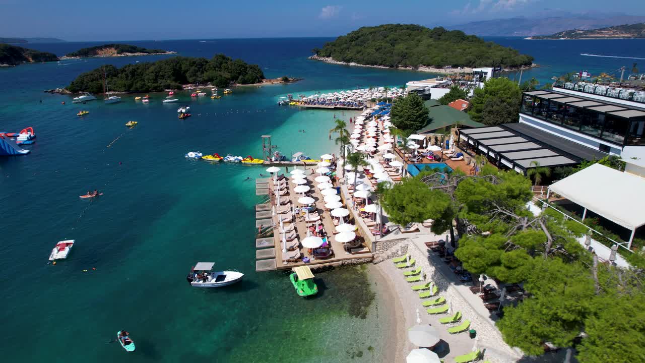 ⁇  모래, 푸른 바다, 일광욕, 우산, ksamil 섬, 보트, 그리고 여름 휴가 해변에서 재미, 알바니아의 이국적인 아름다움