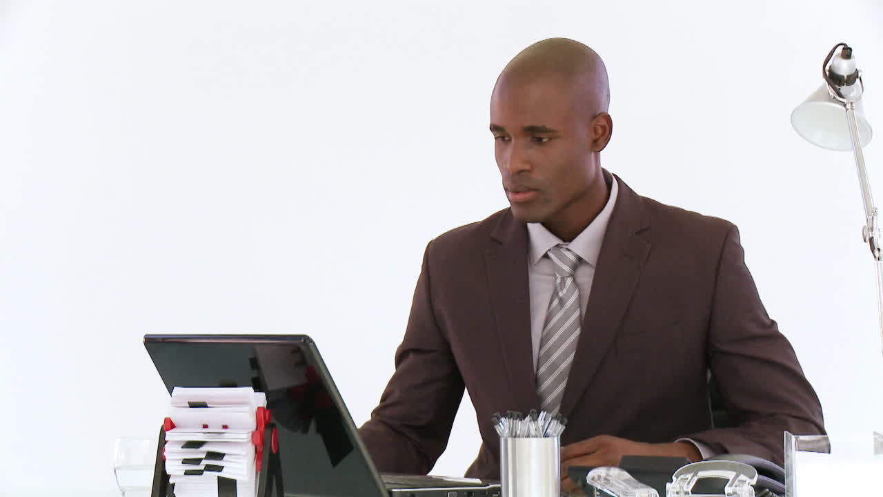 Homme d'affaires concentré sur son ordinateur portable