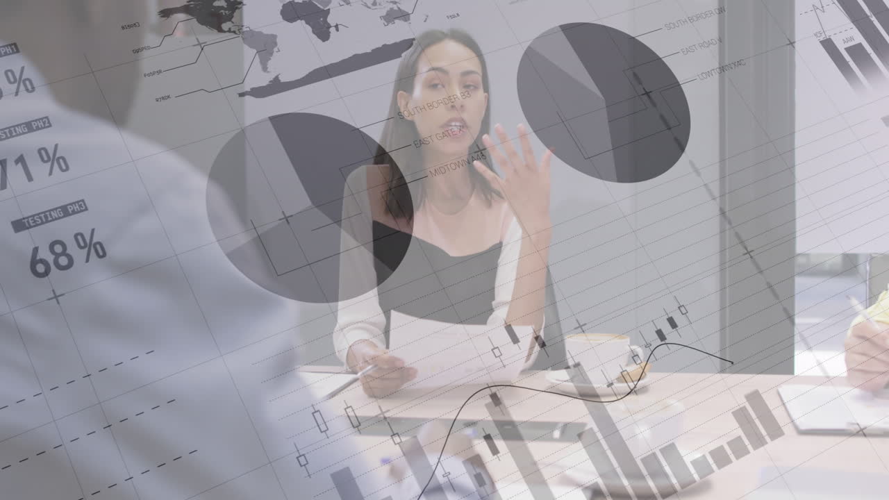 animación del procesamiento de datos estadísticos contra mujeres biraciales discutiendo con colegas en la oficina