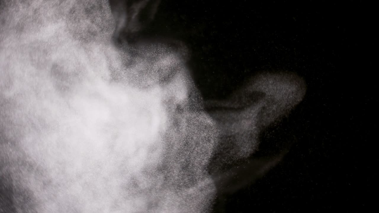 검은 바탕에 분리 된 파우더