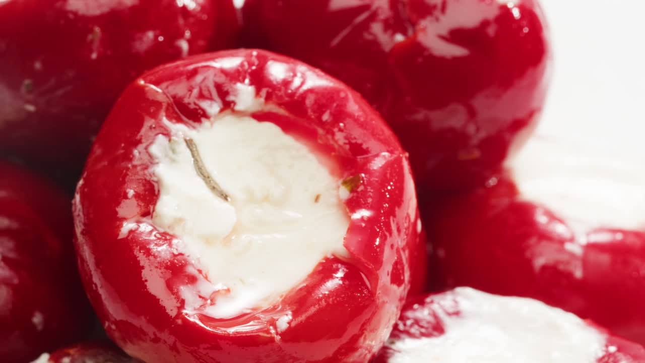 치즈로 가득 찬 고추, 이탈리아 또는 스페인 레스토랑, 전통적인 타파스 음식, 스페인 요리, 맛있는 발효 소금 타파스 및 치즈, 건조한 토마토, 술집 애피테이저, 뷔페