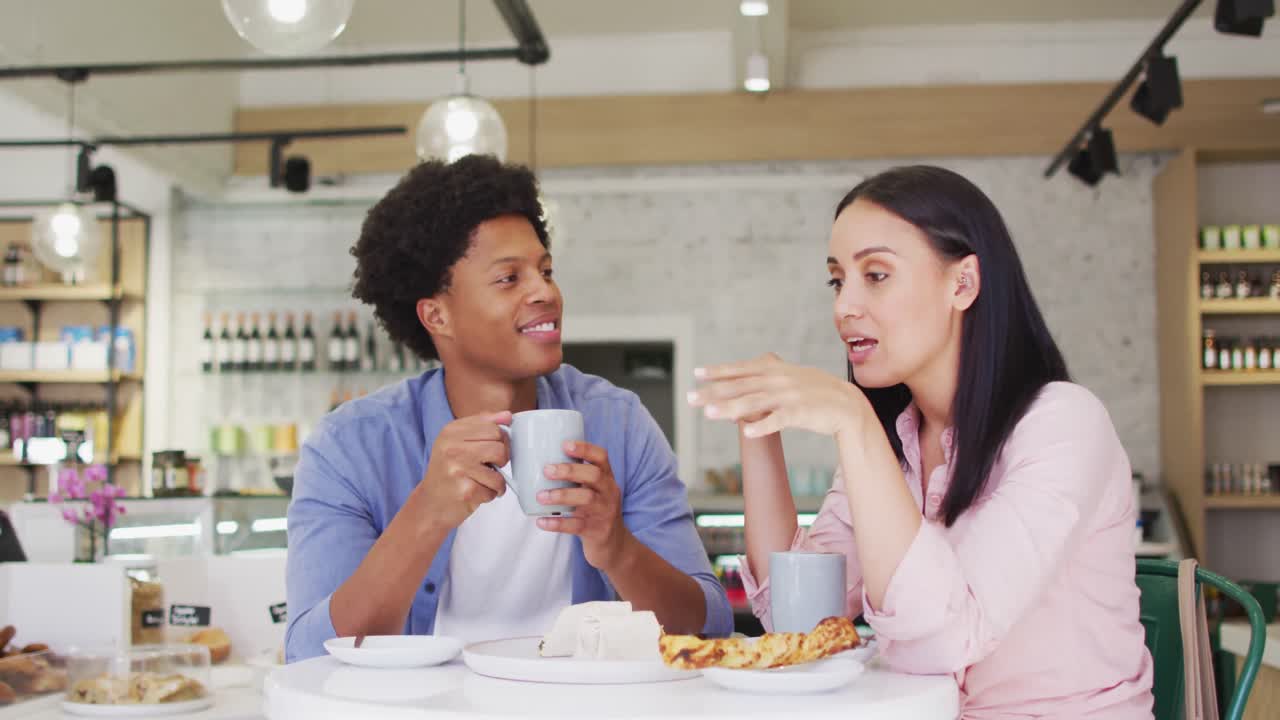 행복 한 다양 한 여자 와 남자 가 커피  ⁇  에서 술 을 마시고 대화 하는 영상