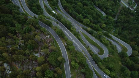 volando a lo largo de la idílica carretera serpentina de montaña plöckenpass en los alpes austriacos e italianos naturales en verano con árboles verdes y camiones en la calle