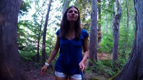 Frau-Schaut-Sich-Beim-Spaziergang-Im-Wald-Um-4k