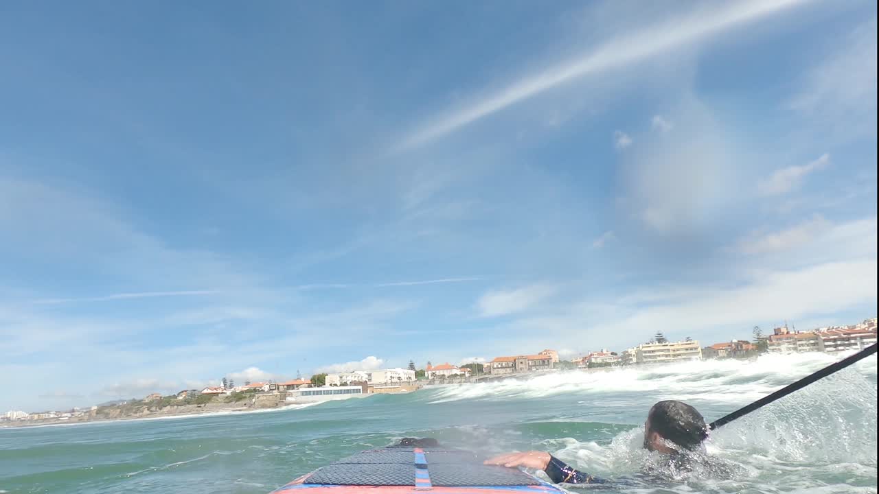 accidente de stand up paddle en la playa de cascais en portugal