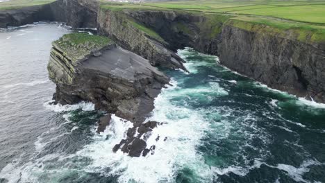 Luftaufnahme-Der-Dramatischen-Kilkee-Klippen-Mit-Wellen,-Die-Entlang-Der-Irischen-Küste-Krachen