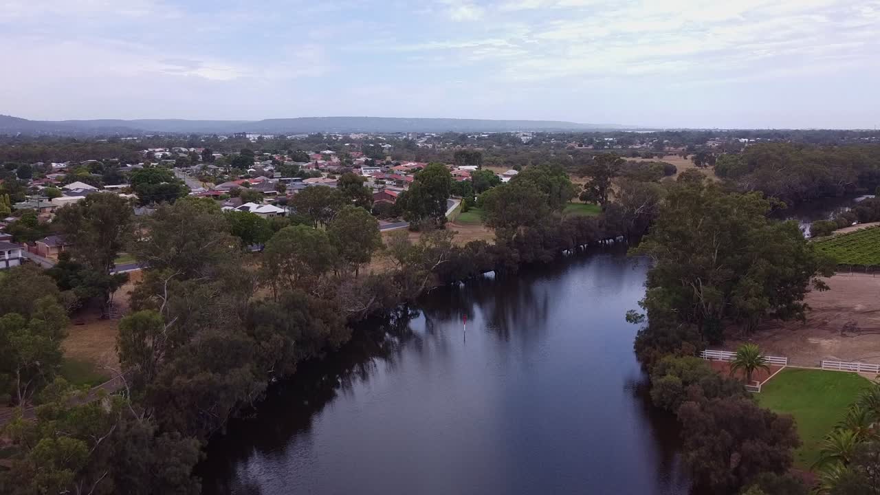 el río swan con la ciudad de viveash en australia occidental en la distancia