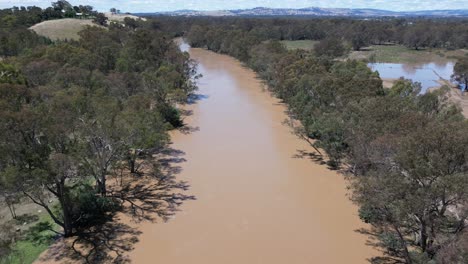 Toma-De-Drone-Del-Fangoso-Río-Goulburn-En-Victoria,-Australia