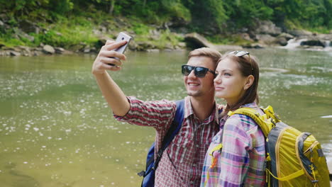 un hombre con una novia es fotografiado contra el fondo de un río de montaña