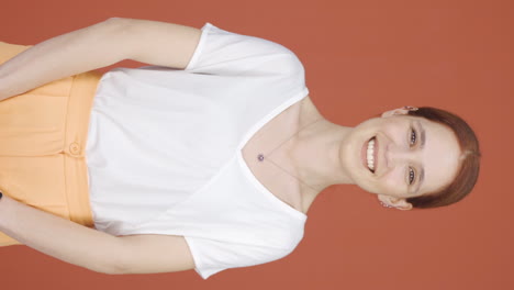 video vertical de una mujer sonriendo a la cámara