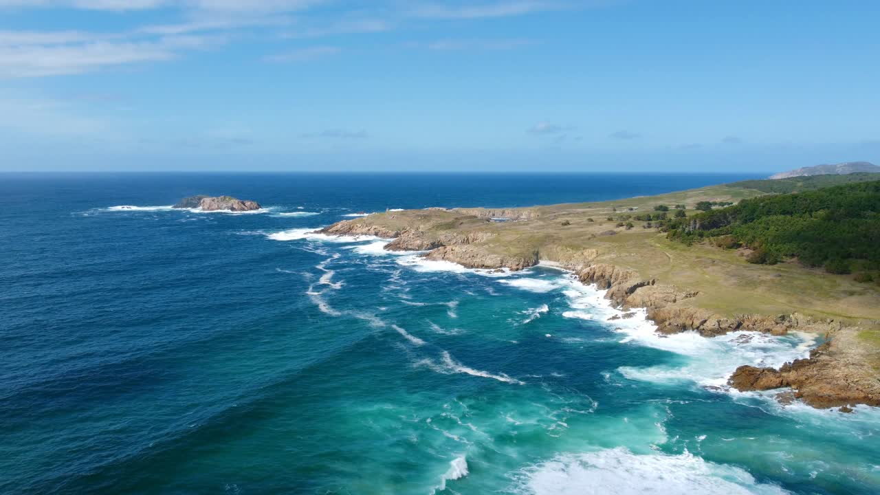 Eenzaam strand, Doniños strand in Ferrol - Landschap en uitzicht op kliffen van veraf