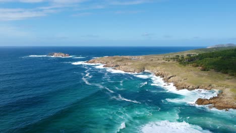 Einsamer-Strand,-Doniños-Strand-In-Ferrol---Blick-Auf-Landschaft-Und-Klippen-Aus-Der-Ferne