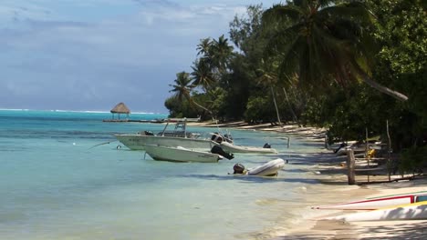 Playa-Y-Paisaje-En-Bora-Bora,-Polinesia-Francesa