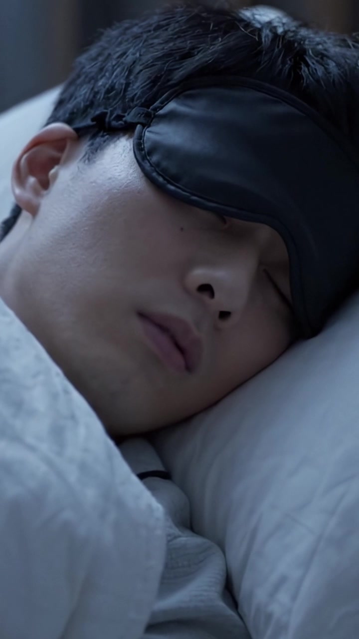 安らかな休息のひととき：静かな夜の穏やかさと静けさを強調する、アイマスクを着けてぐっすり眠る人物のクローズアップ。