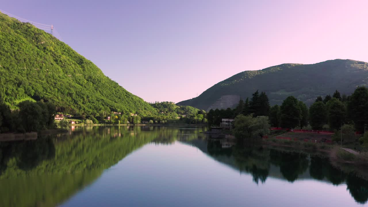 イタリア、ロンバルディア州、エンディネ湖上空を飛行するドローン