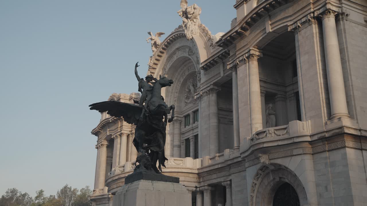 Palacio de Bellas Artes and Statue