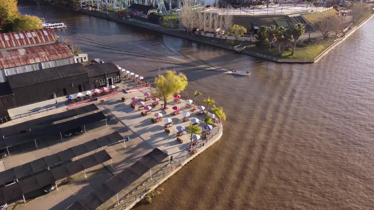 아르헨티나 부에노스아이레스의 루한강 티그레 지역에서 출발하는 모터보트의 공중 드론 추적