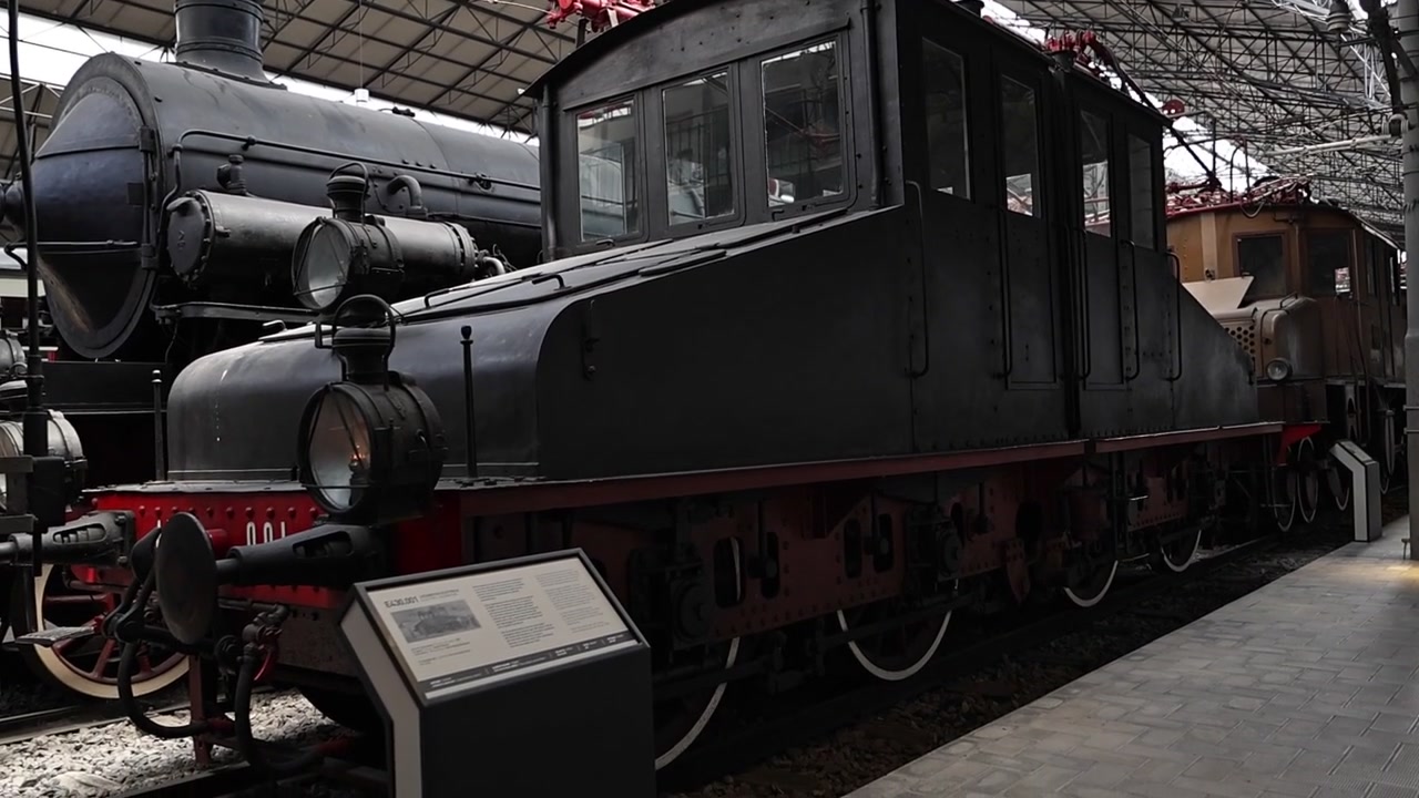 Locomotiva Elétrica Vintage em Exposição no Museu Ferroviário